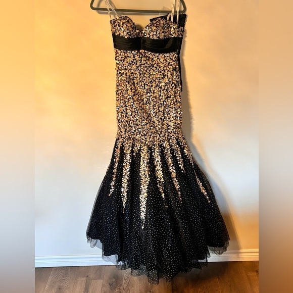 Tiffany Designs- Stunning Black and gold sequinned dress - Picture 2 of 11